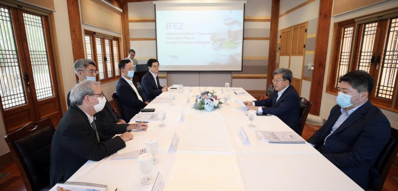 인천경제자유구역청은 8일 송도국제도시 경원재 앰배서더 호텔에서 ‘IFEZ 외국교육기관 산학 협력 간담회’를 개최했다.