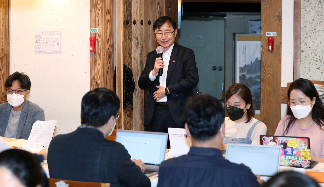 박양우 문화체육관광부 장관이 8일 서울 종로구의 한 식당에서 기자들과 간담회를 갖고 코로나19 극복 예술계 생태계 정상화를 위한 하반기 지원 확대에 대한 설명을 하고 있다. [사진=문화체육관광부]