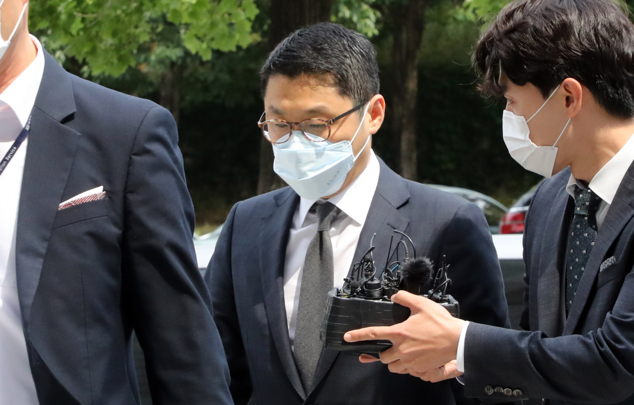 상상인그룹의 불법 대출 의혹으로 검찰 수사를 받는 유준원 상상인그룹 대표가 지난달 19일 영장실질심사를 받기 위해 서울 서초구 서울중앙지법으로 들어서고 있다. [연합]