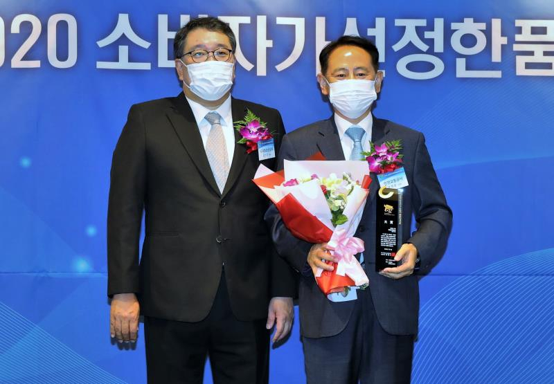정희윤 인천교통공사 사장〈사진 오른쪽〉이 품질만족대상을 수상하며 기념촬영을 하고 있다