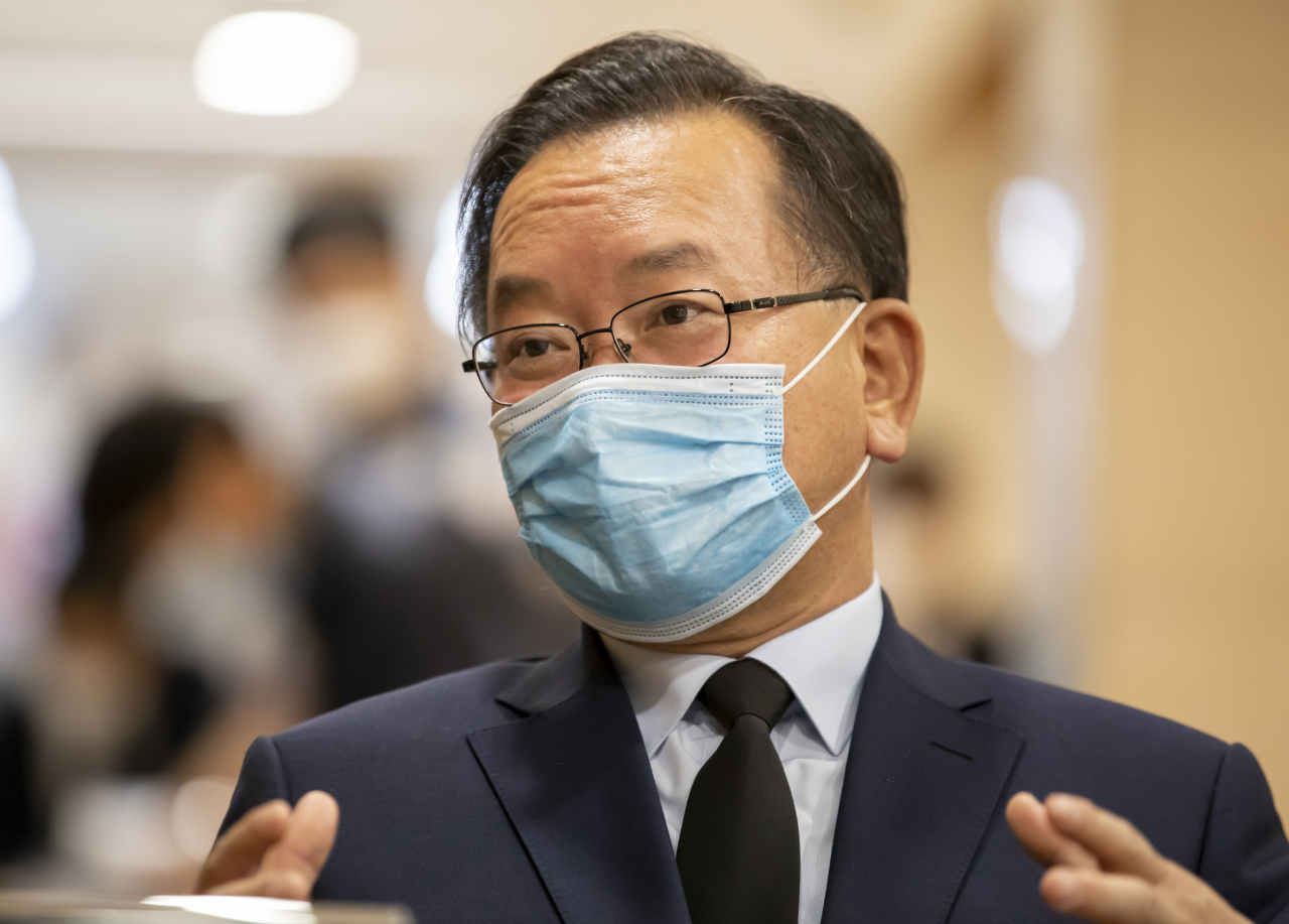김부겸 더불어민주당 전 의원이 1일 오후 서울 가톨릭대학교 여의도성모병원 장례식장에서 취재진과 인터뷰를 하고 있다. [연합]