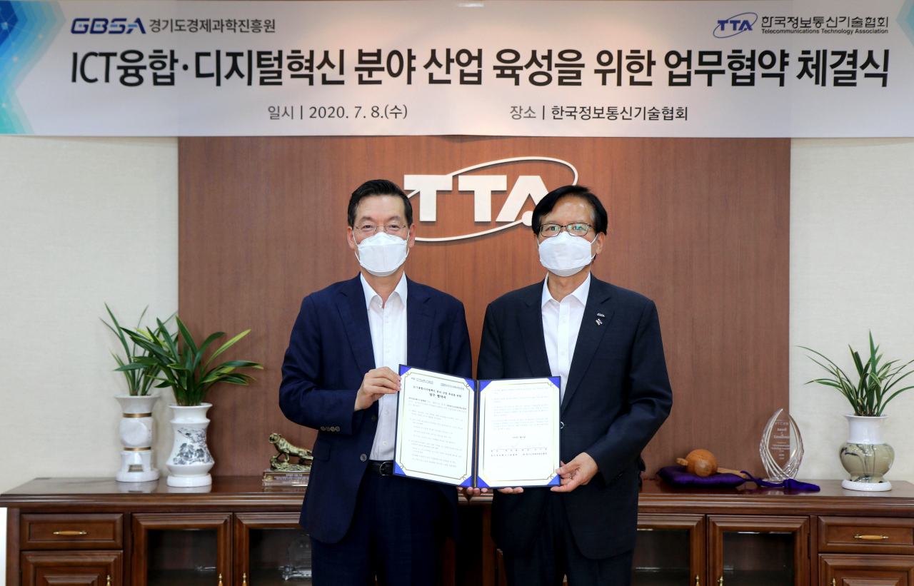 8일 한국정보통신기술협회 회의실에서 열린 경과원과 한국정보통신기술협회 간 ‘경기도 ICT 융합·디지털혁신 분야 산업육성을 위한 업무 협약식’에서 (오른쪽부터) 경과원 김기준 원장과 한국정보통신기술협회 최영해 회장이 협약문을 들고 기념촬영을 하고 있다.