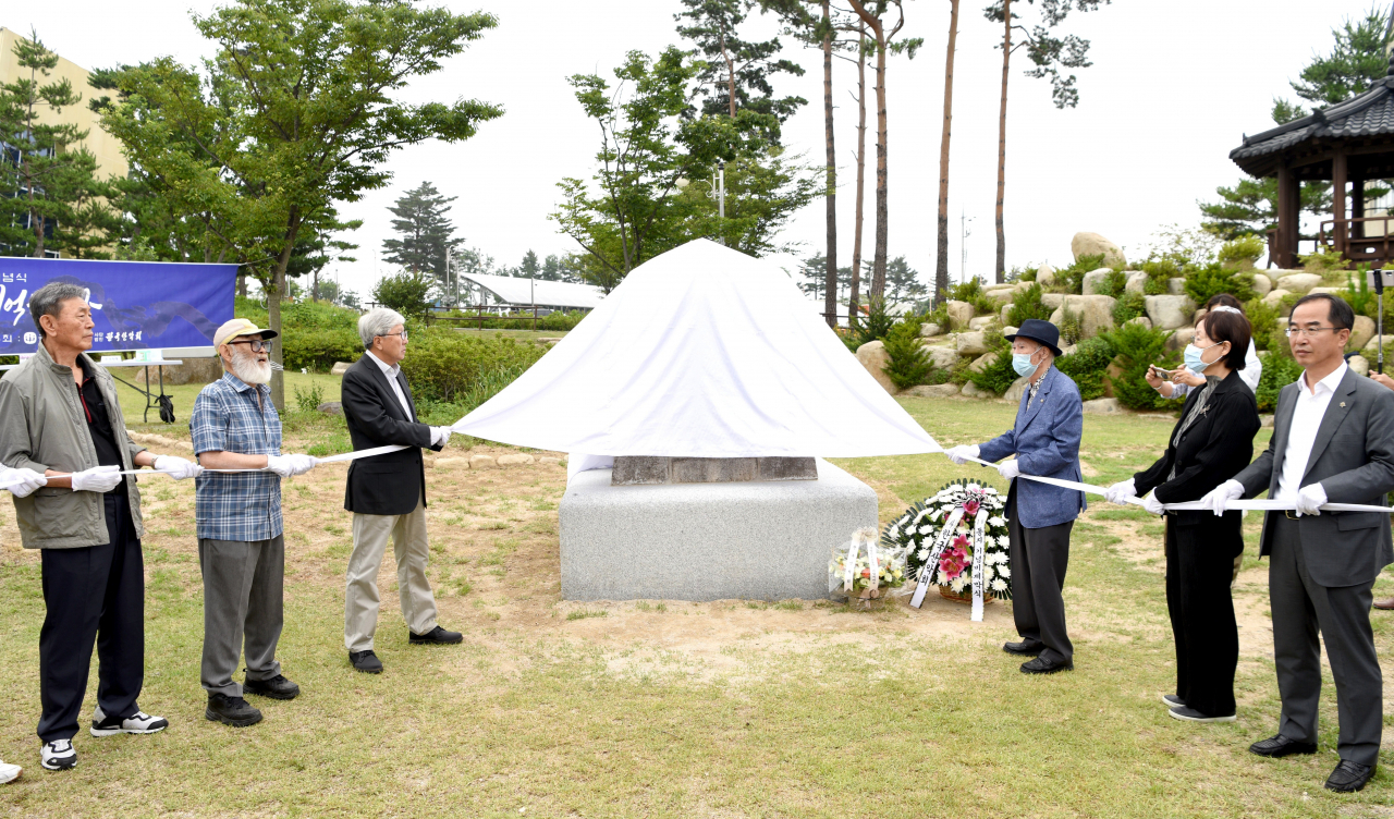 한국산악회 관계자와 유족들에 의해 설악산 10동지 추모 기념비가 베일을 벗고 있다. 오른쪽 첫번째가 한국산악회 변기태 회장