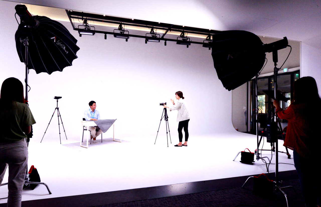 The Korea Herald’s multimedia team works in the new studio at Herald Square in Seoul on Wednesday. (Park Hyun-koo/The Korea Herald)