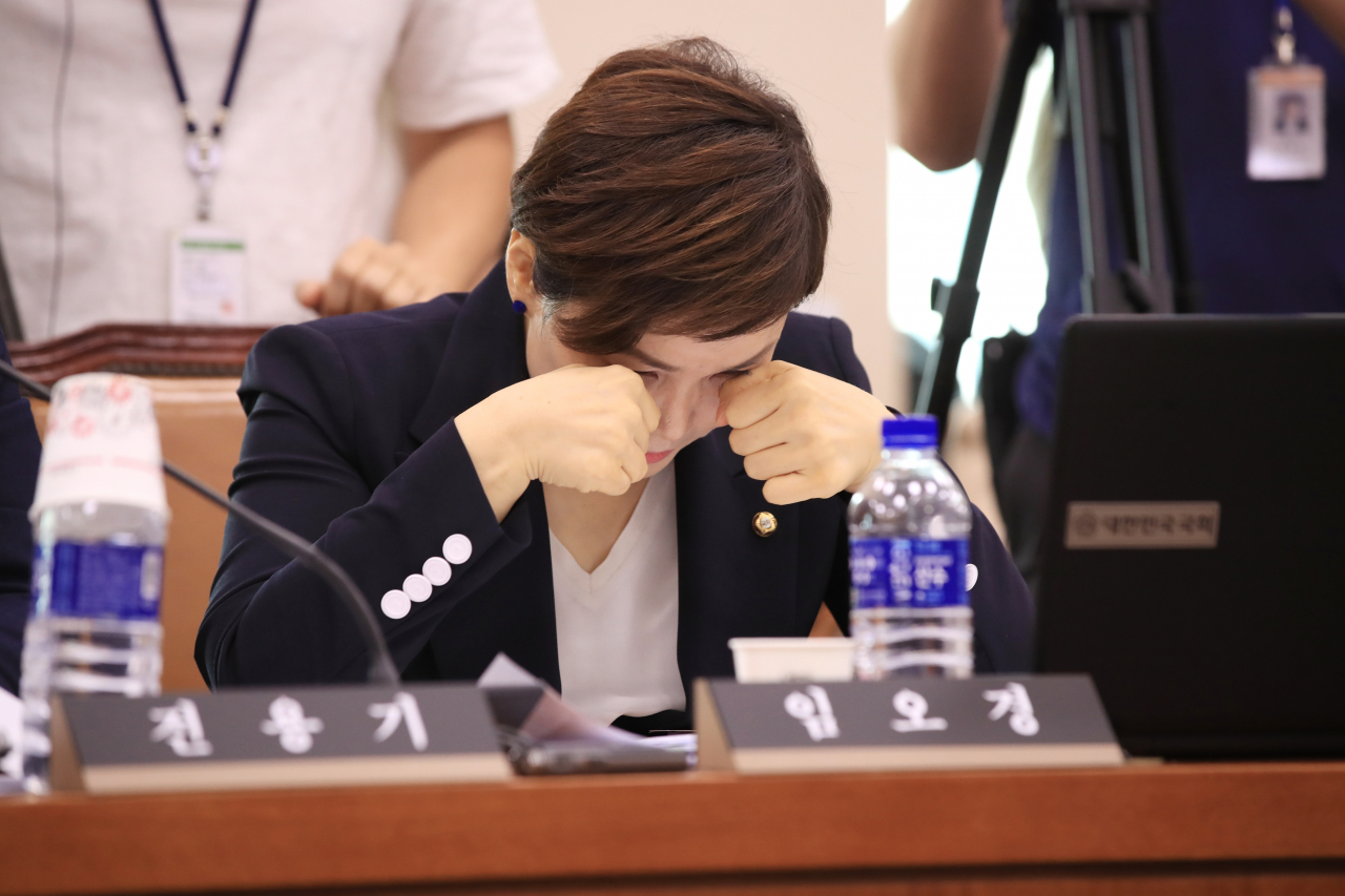 더불어민주당 임오경 의원이 지난 6일 서울 여의도 국회에서 열린 문화체육관광위원회 전체회의에서 질의를 마친 후 눈물을 닦고 있다. [연합]