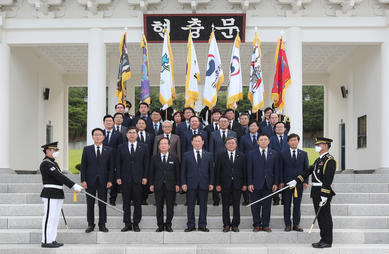 경북도의회는 8일 영천호국원을 찾아 현충탑에 참배하고 기념 촬영을 하고 있다.[경북도의회 제공]