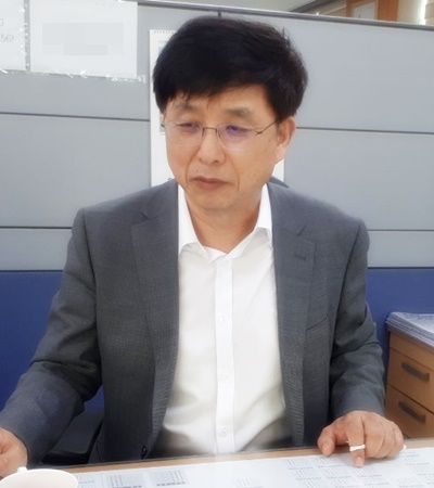 영화 ‘부활’을 제작한 구수환 감독이 8일 전남지역을 찾아 영화배경을 설명하고 있다. [제작사 제공]