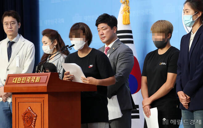 고 최숙현 선수의 동료 선수들과 이용 의원 등 미래통합당 의원들이 지난 6일 오전 서울 여의도 국회 소통관에서 고 최숙현 선수 사망사건과 관련해 피해실태를 밝히는 기자회견을 하고 있다. 이상섭 기자/babtong@heraldcorp.com
