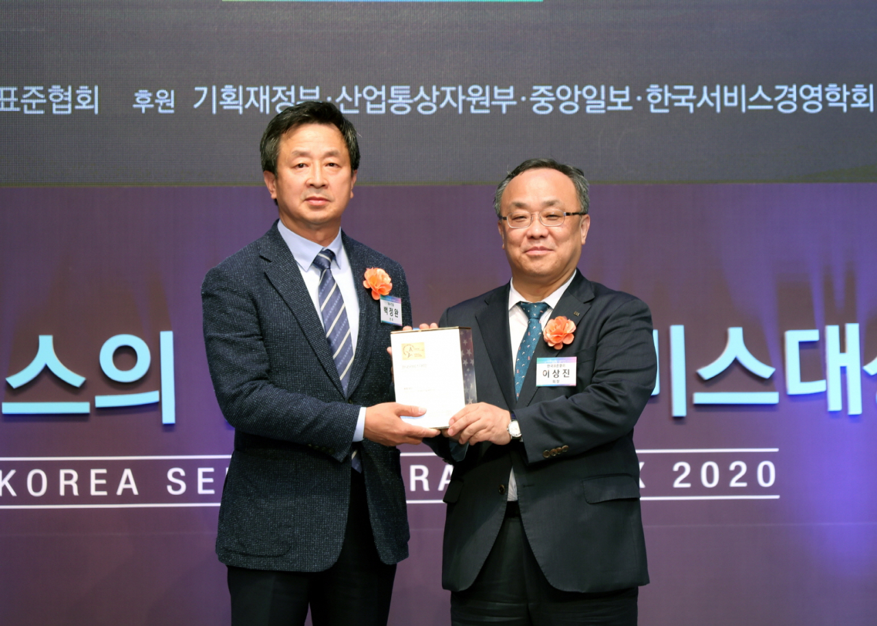 백정완 대우건설 주택건축사업본부장(왼쪽)이 2020 한국서비스대상 시상식에서 아파트부문 종합대상을 수상한 후 기념촬영을 하고 있다.[대우건설 제공]