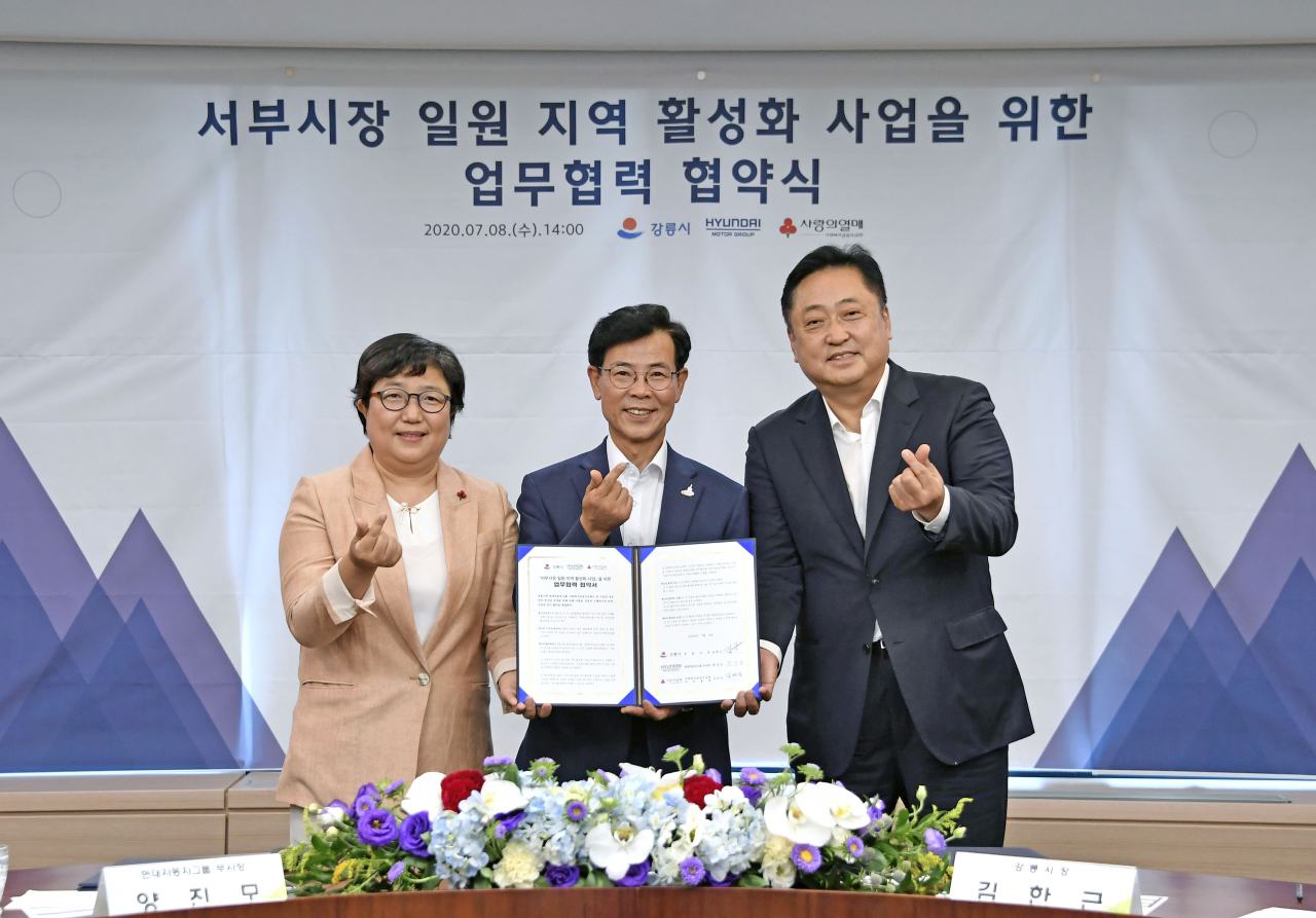 김연순 사회복지공동모금회 사무총장(사진 왼쪽부터)과 김한근 강릉시장, 양진모 현대차 부사장이 업무협력 협약식에서 기념 사진을 촬영하고 있다.