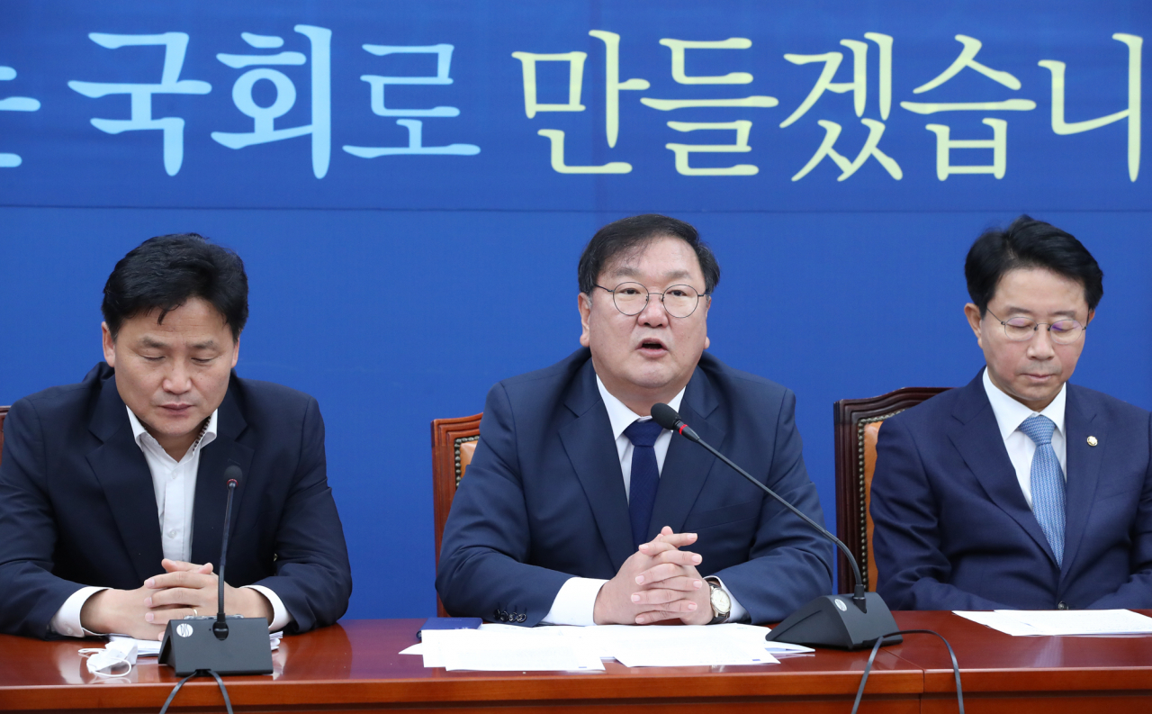 김태년 더불어민주당 원내대표가 9일 오전 서울 여의도 국회에서 열린 정책조정회의에서 "다주택 및 투기성 주택에 대한 종부세를 대폭 강화하는 법안을 7월 국회에서 우선 처리하겠다"고 말하고 있다. [연합]