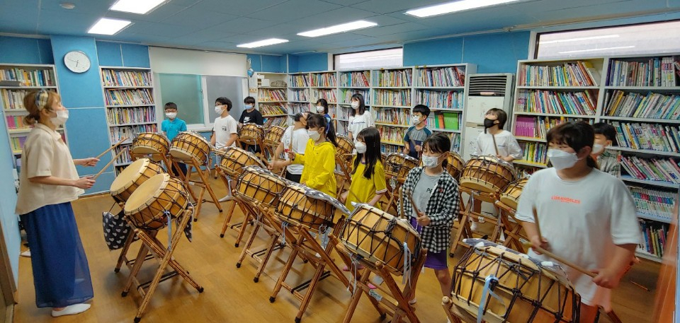 온종일 돌봄체계구축 시범사업의 일환으로 진행된 난타 동아리 활동 모습. [광진구 제공]