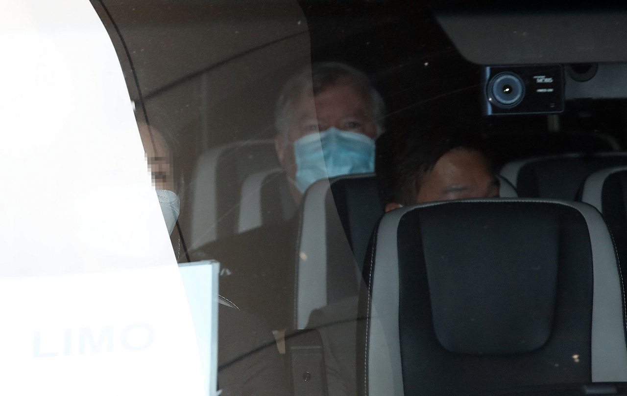 방한 중인 스티븐 비건 미국 국무부 부장관 겸 대북특별대표가 9일 오전 서울 시내 숙소를 나서고 있다. 비건 부장관은 이날 오전 청와대를 방문해 서훈 신임 국가안보실장과 면담을 진행했다. [연합]