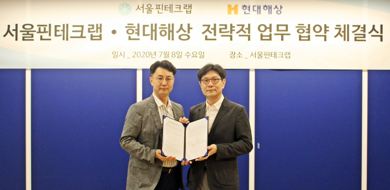 현대해상은 서울핀테크랩과 ‘핀테크 분야 스타트업 지원 및 협력방안 모색을 위한 업무협약(MOU)’을 체결 했다고 9일 밝혔다. 현대해상 정규완 디지털전략본부장(왼쪽)과 서울핀테크랩 위탁운영사 케이액셀러레이터 소재문 대표(오른쪽)가 기념촬영을 하고 있다. 출처=현대해상