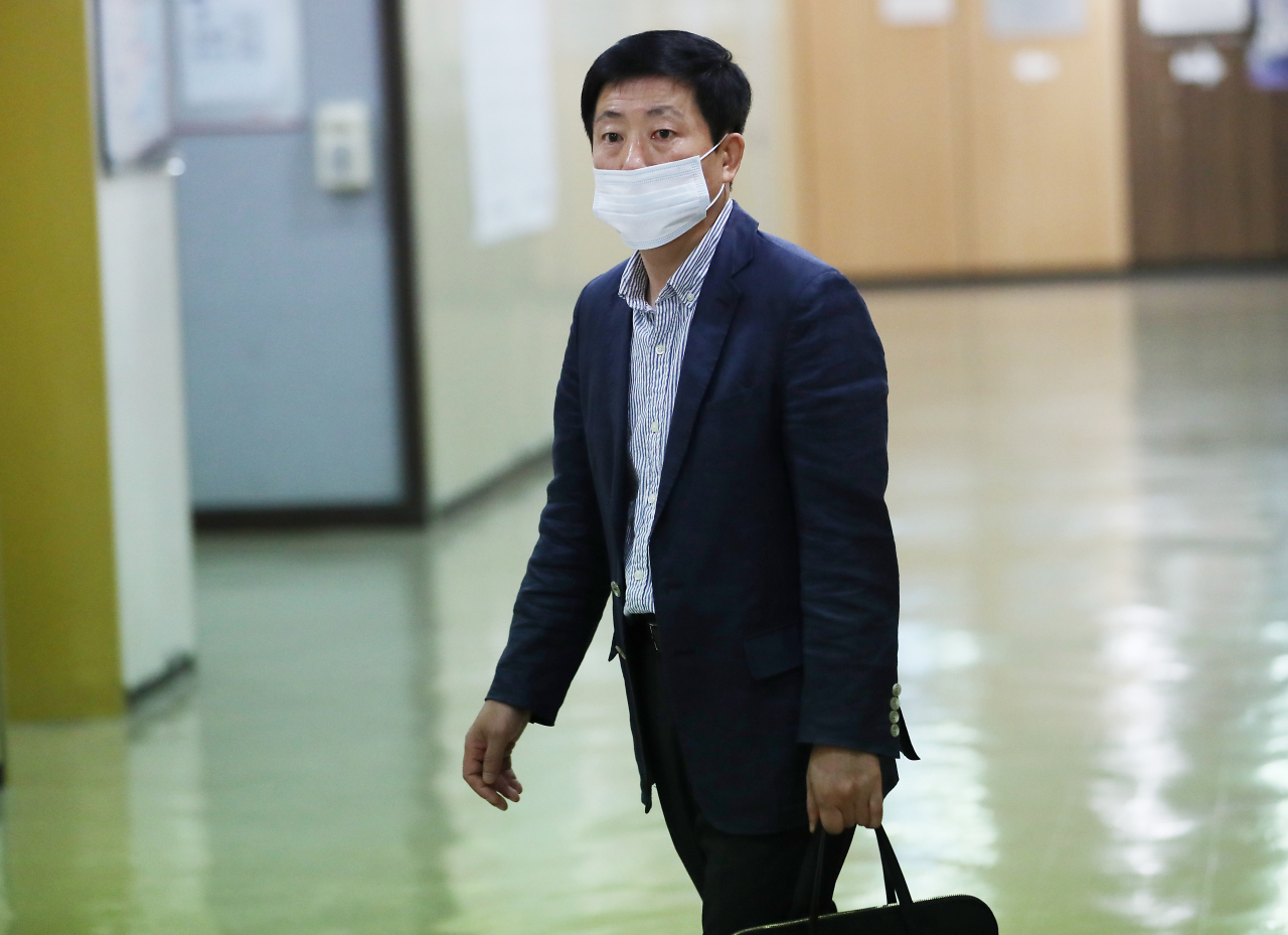 박상학 자유북한운동연합 대표가 6일 오후 중구 프레스센터에서 외신기자들을 상대로 기자회견을 하기 위해 들어가고 있다. [연합]