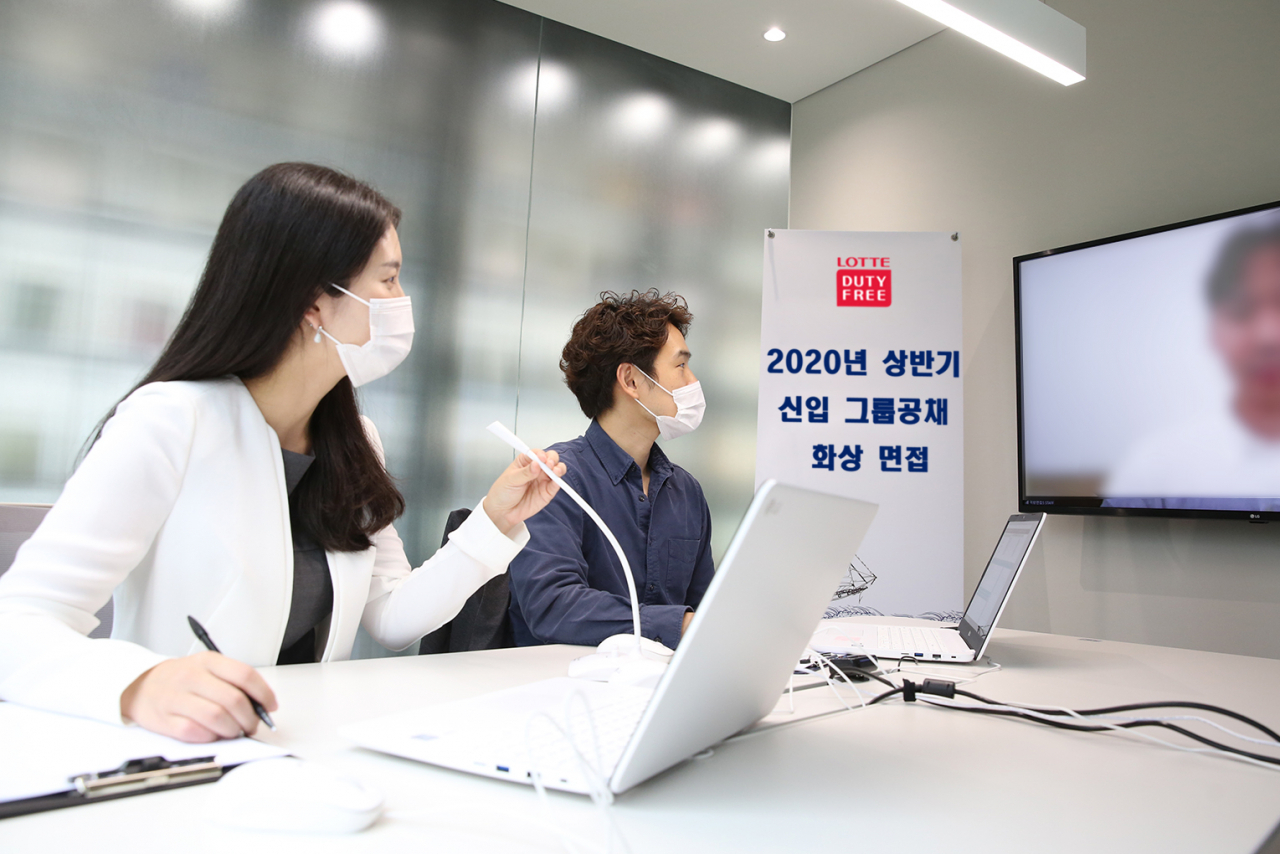 롯데면세점이 온라인 화상 시스템을 통한 비대면 면접 방식을 도입했다. 사진은 지난 8일 열린 롯데면세점 상반기 그룹공채 면접에서 시스템을 활용해 화상 면접을 진행하는 모습. [사진제공=롯데면세점]