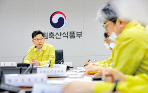 김현수 농림축산식품부 장관이 지난 7일 정부세종청사에서 열린 유관기관합동 호우대비 대책회의를 주재하고 있다. [농림축산식품부 제공］