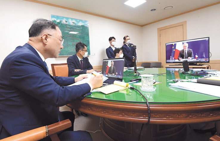 홍남기 부총리 겸 기획재정부 장관이 8일 저녁 서울 광화문 정부서울청사에서 화상으로 열린 ‘주요 20개국(G20)·파리포럼 재무장관 컨퍼런스’에 기조연설자로 참석하고 있다. 홍 부총리는 기조연설에서 코로나19로 자국우선주의 확산 등 역(逆)세계화에 대한 우려가 점증하고 있다며 국제사회의 연대와 협력의 필요성을 강조했다. [기획재정부 제공]