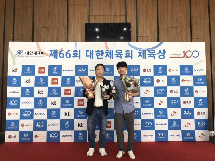 당구 종목의 김행직(오른쪽)과 이장희 감독이 각각 체육회체육상 장려상을 받고 포즈를 취했다. [KBF 제공]
