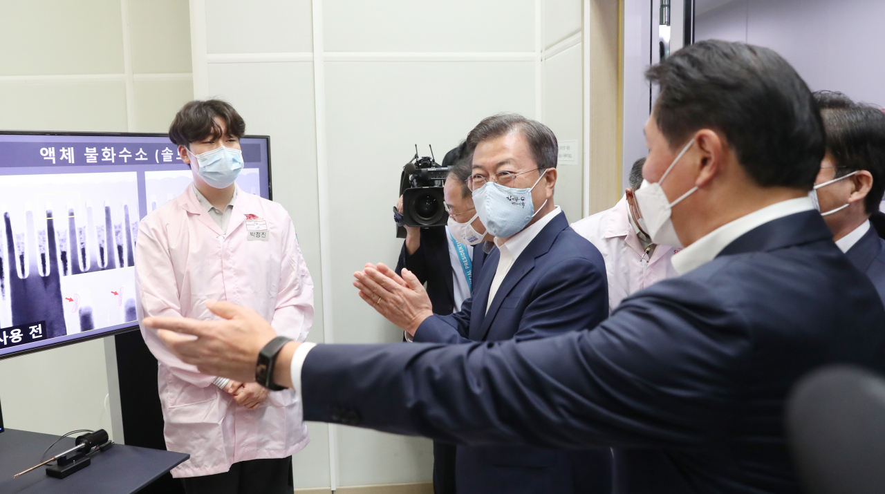 문재인 대통령이 9일 오전 경기도 이천시 SK하이닉스 이천 캠퍼스를 방문, 불화수소 협력 공정을 시찰하며 최태원 SK그룹 회장의 안내를 받고 있다. [연합]