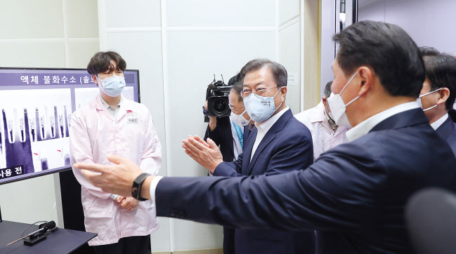 문재인 대통령이 9일 오전 경기도 이천시 SK하이닉스 이천 캠퍼스를 방문, 불화수소 협력 공정을 시찰하며 최태원 SK그룹 회장의 안내를 받고 있다. [연합]