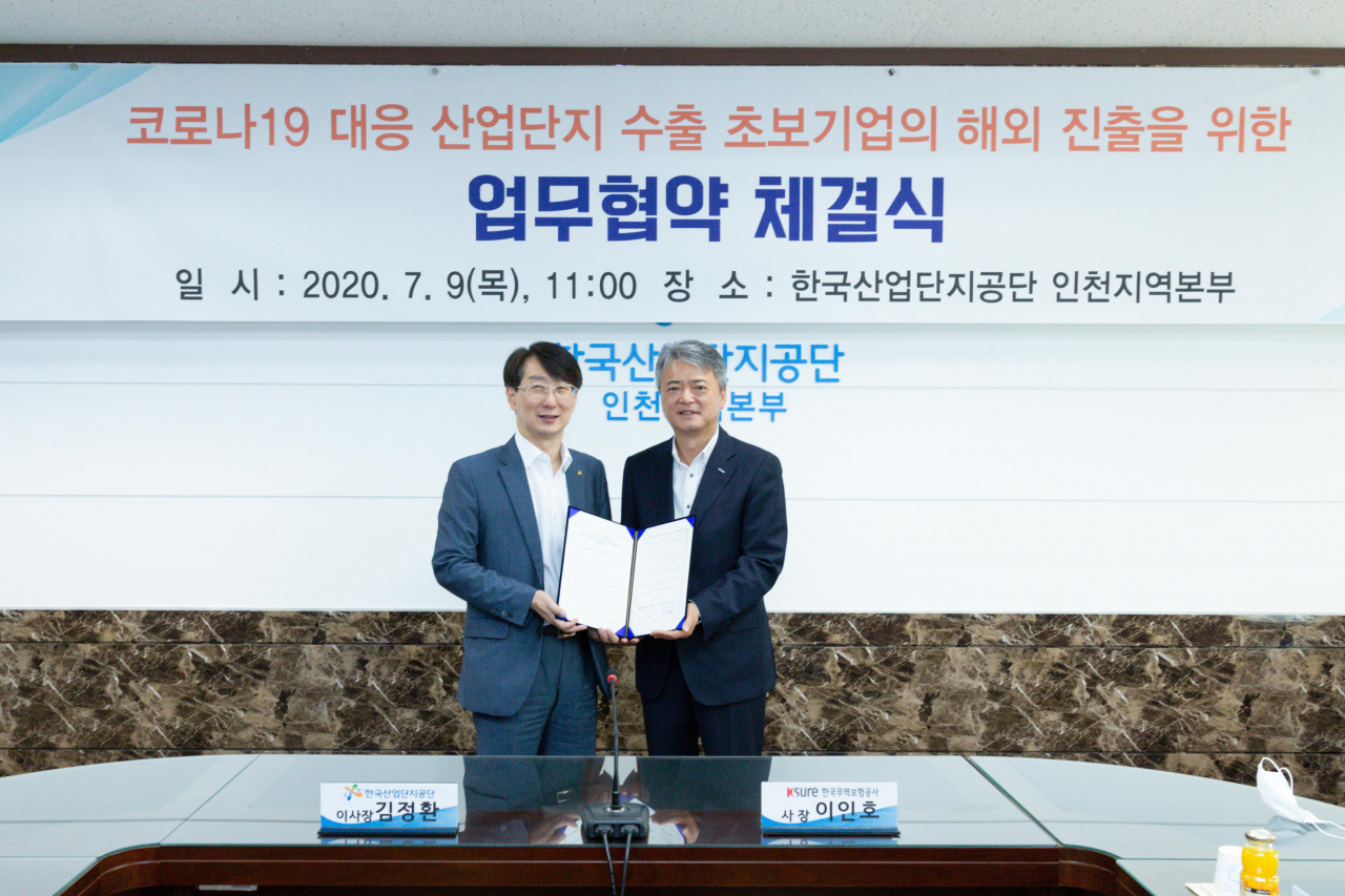 이인호(오른쪽) 한국무역보험공사 사장이 9일 한국산업단지공단 인천지역본부에서 김정환 산업단지공단 이사장과 ‘코로나19’ 대응 산업단지 수출초보기업의 해외진출을 위한 업무협약을 체결한 후 기념촬영하고 있다.［한국무역보험공사 제공］