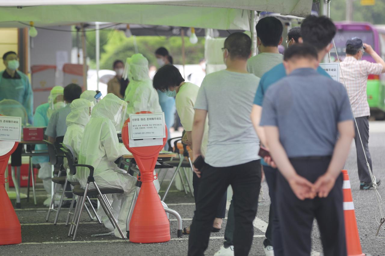 9일 오전 전남 영암군 보건소에 마련된 선별진료소에서 영암군청 공무원 등에 대한 전수 검사가 이뤄지고 있다. 군은 금정면장과 여직원이 확진판정을 받자 동선으로 지목된 군청 청사, 면사무소 3곳, 경로당 3곳을 폐쇄했다. 연합뉴스