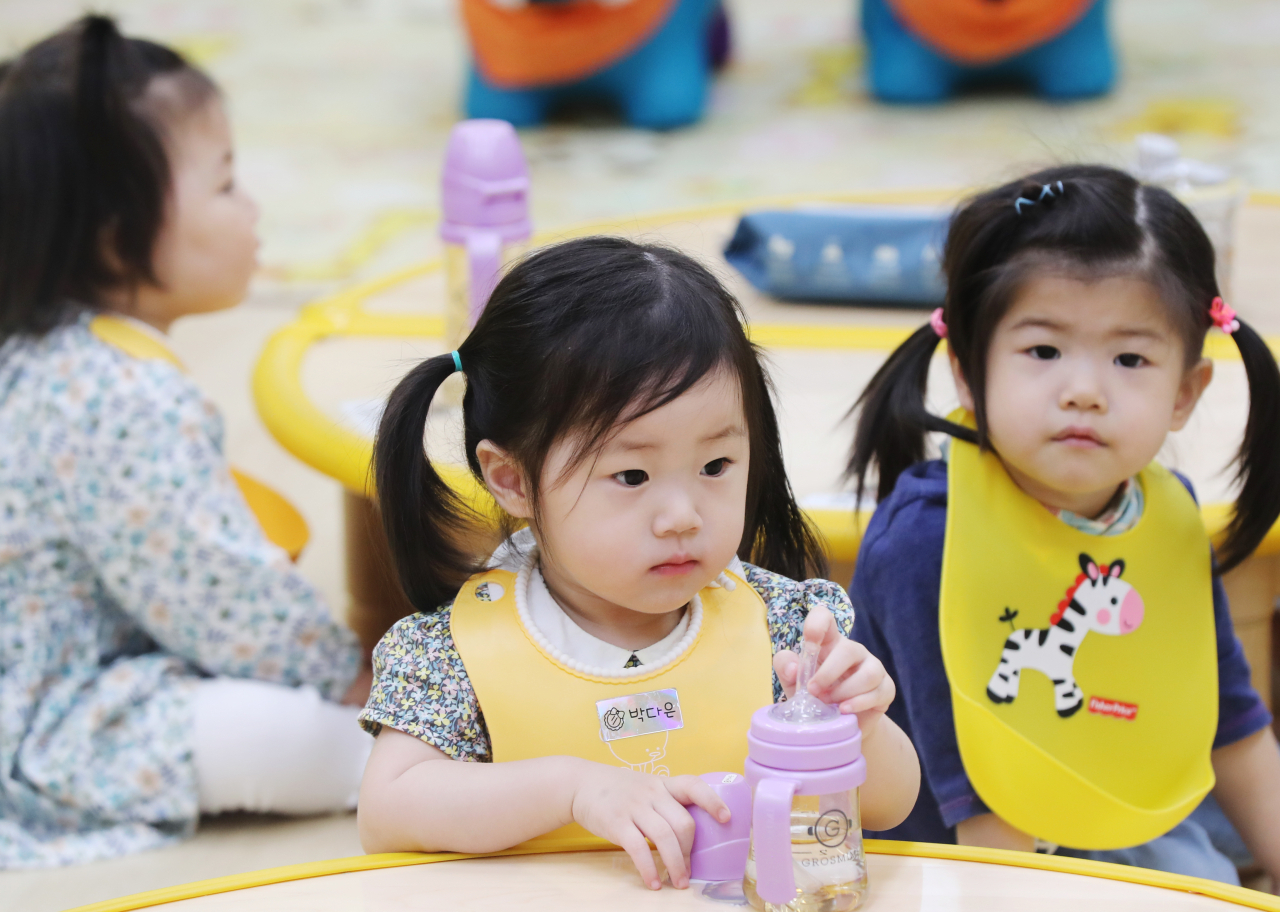 지난 달 30일 오전 광주 북구청 어린이집에서 북구청 행정지원과 직원들이 어린이들의 급식 점검에 나선 가운데 어린이들이 물을 마시며 점심 식사를 기다리고 있다. [연합]