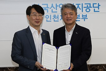 산업단지공단 김정환 이사장(왼쪽), 무역보험공사 이인호 사장이 9일 산업단지 입주 수출 초보기업의 해외진출을 돕기로 하는 내용의 업무협약을 맺고 있다. [산단공 제공]
