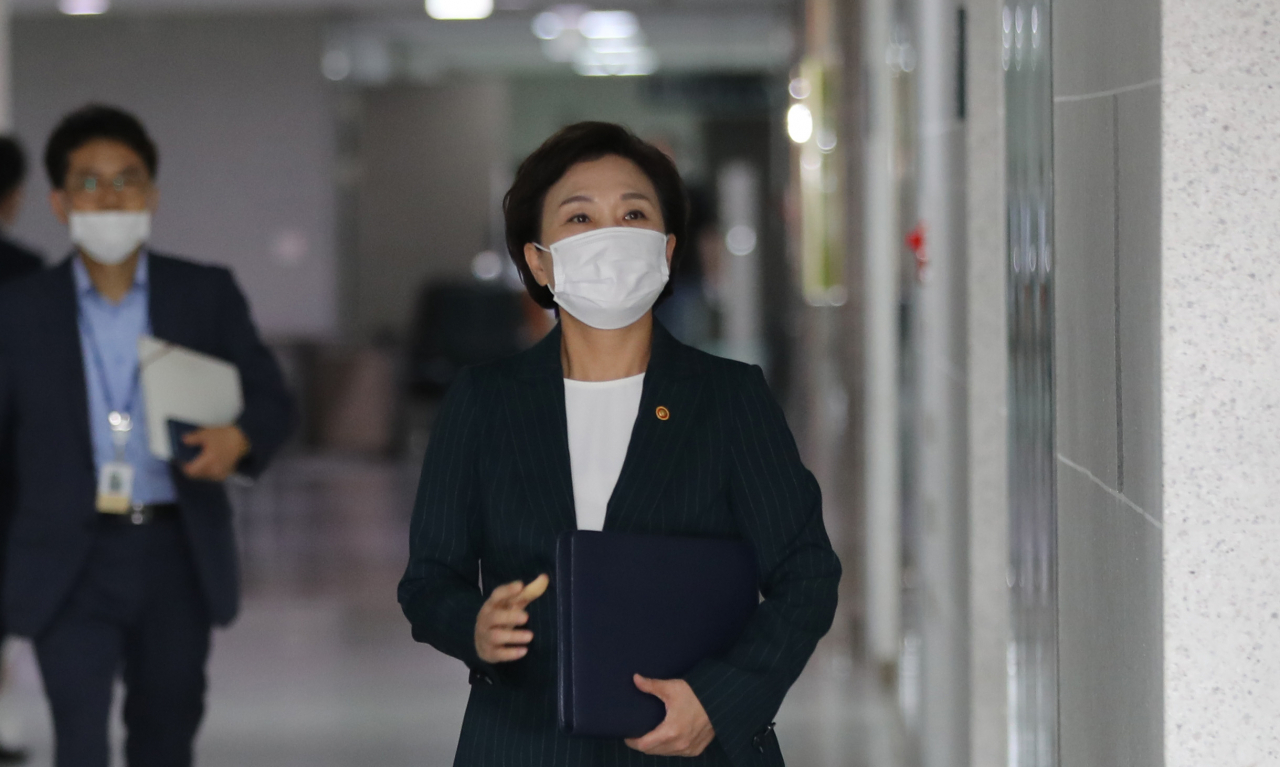 김현미 국토교통부 장관이 9일 오후 서울 여의도 국회에서 열릴 부동산 관련 당정에 참석하기 의원회관에 도착하고 있다. [연합]