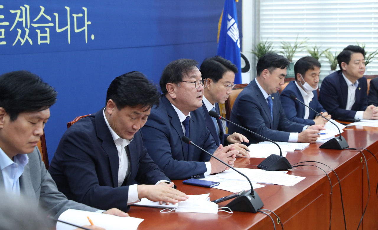 Ruling Democratic Party lawmakers including floor leader Rep. Kim Tae-nyeon (third from left) hold a policy meeting on Thursday. Yonhap