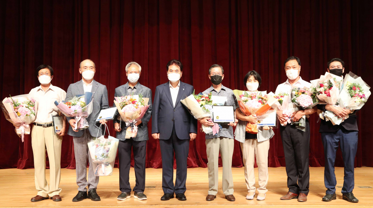 백군기 시장이 코로나19 확산 방지에 힘쓴 35명의 통리장에 표창을 수여하고 기념촬영을 하고있다. [용인시 제공]