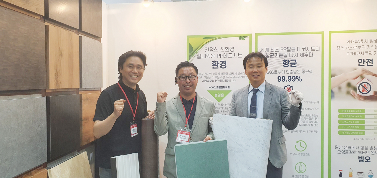 지난 2일 코엑스에서 열린 코리아빌드 건축자재전시장 부스에서 더함빌드 경영진이 ‘다그린’ 제품을 소개하고 있다.(사진 오른쪽부터 더함빌드 오세원 공동대표, 함창수 회장, 이주엽 공동대표)