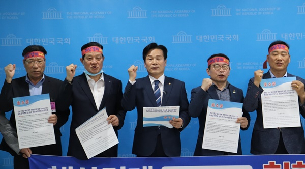 주철현 여수갑 의원(가운데)과 어민들이 8일 국회에서 해상경계 존치를 요청하고 있다. [주철현의원 제공]