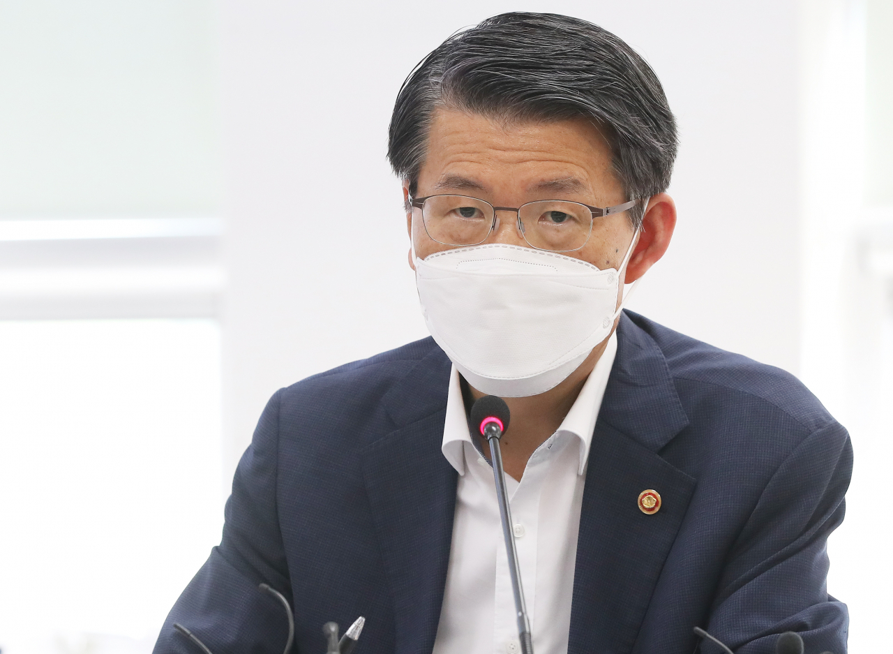 은성수 금융위원장이 9일 오후 경기도 이천시 설성면 보험개발원 자동차기술연구소에서 열린 'AI기반 자동차보험 보상서비스 시연 및 간담회'에서 발언하고 있다. [연합]
