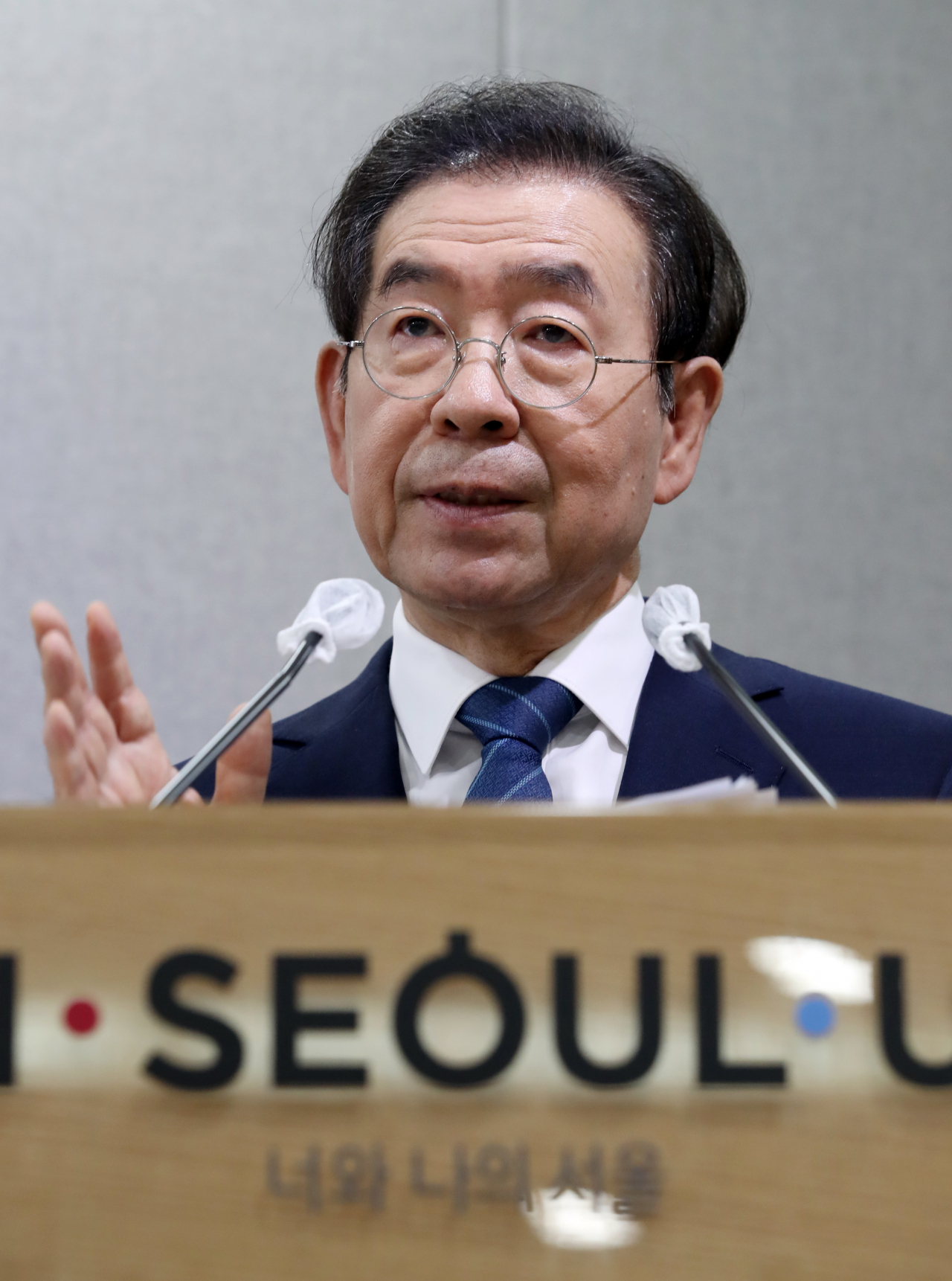 박원순 서울시장이 8일 서울 중구 서울시청에서 '서울판 그린뉴딜' 기자설명회를 하고 있다. 연합뉴스