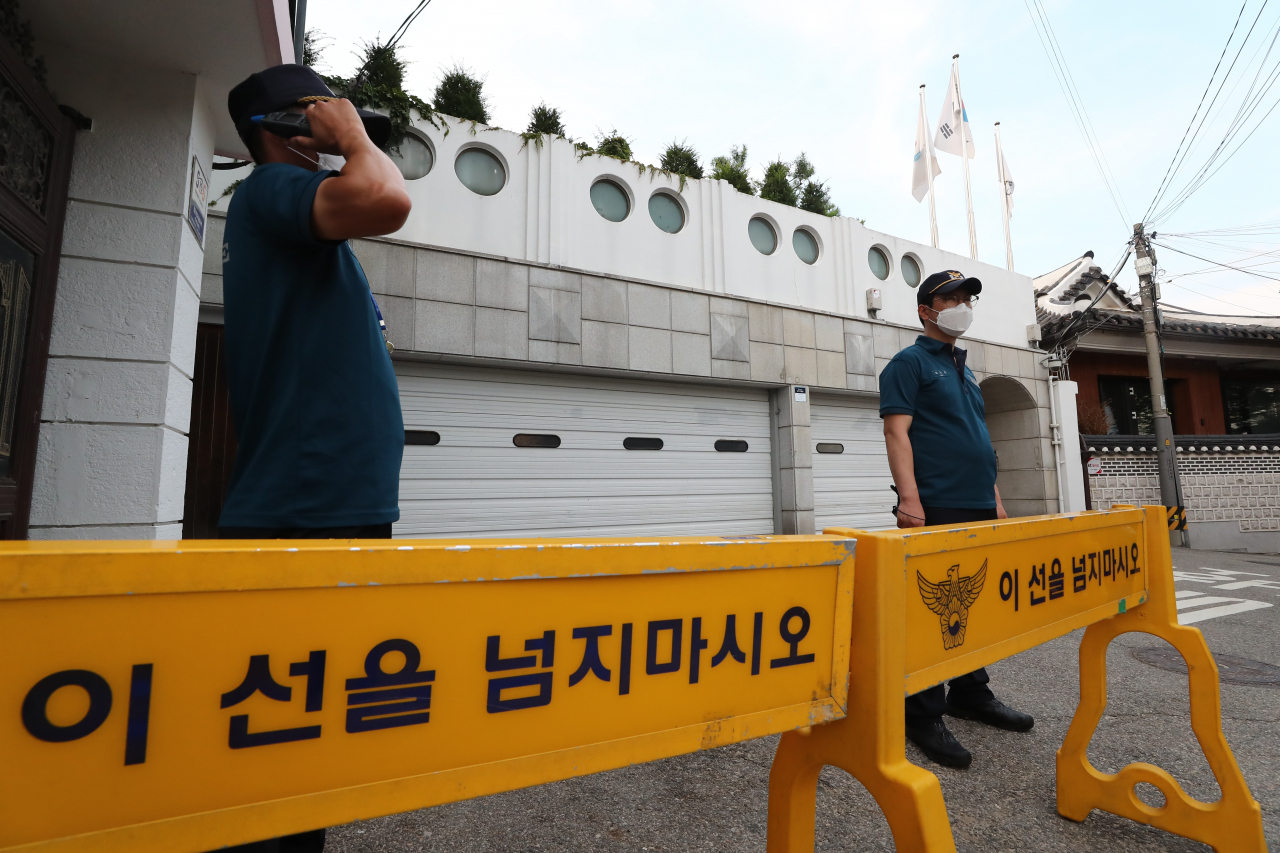 경찰에 박원순 서울시장이 실종됐다는 신고가 들어온 9일 오후 서울 종로구 가회동에 위치한 서울시장 공관에 폴리스라인이 설치되어 있다. [연합]