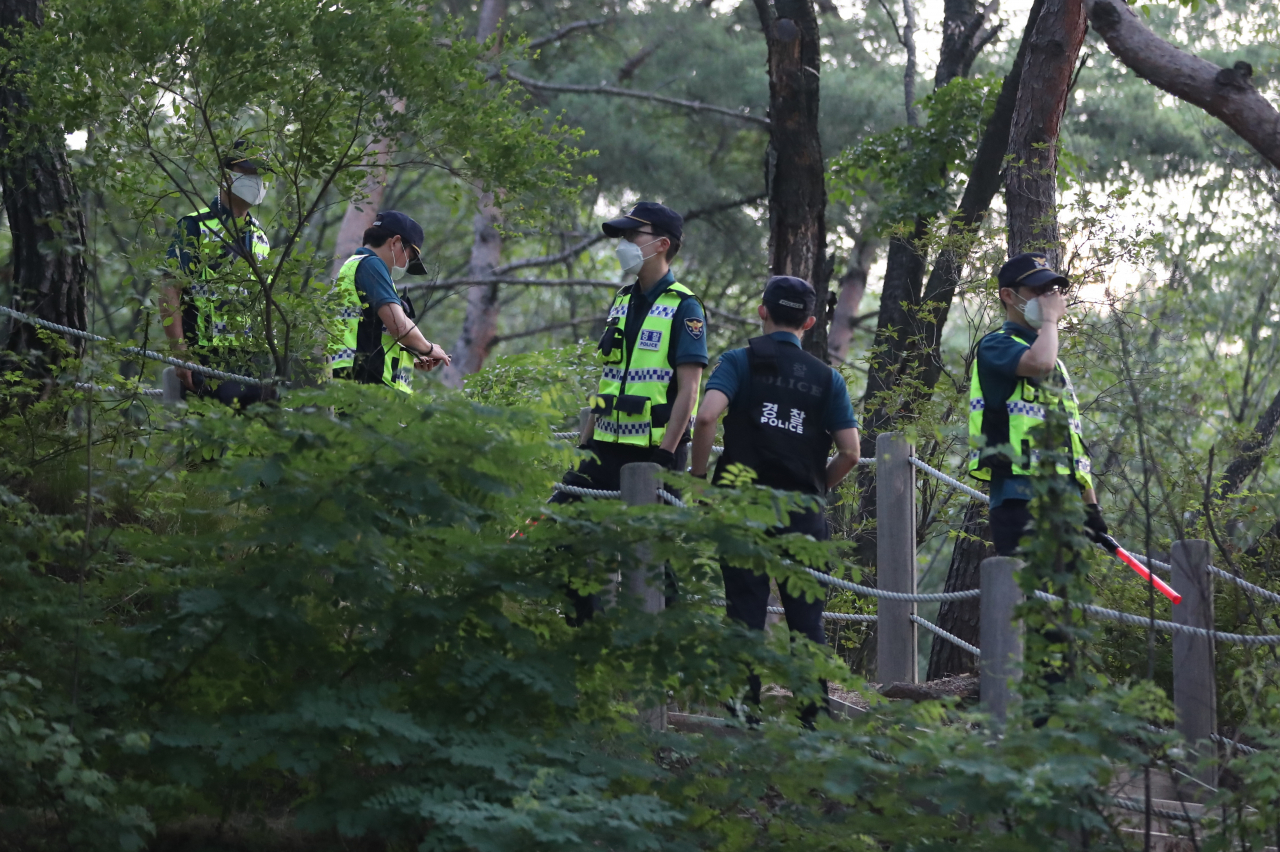 경찰에 박원순 서울시장이 실종됐다는 신고가 들어온 9일 오후 서울 종로구의 와룡공원 인근 북악산에서 경찰 기동대원들이 수색하고 있다. [연합]