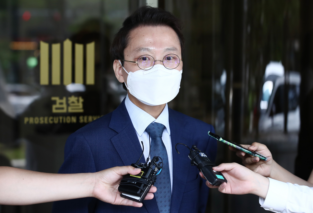 경주시청 트라이애슬론(철인3종경기) 감독과 팀닥터(운동처방사) 등을 고소한 고(故) 최숙현 선수의 동료 선수 2명이 9일 고소인 겸 참고인 신분으로 서울서부지검에 출석했다. 두 선수의 대리인 박지훈 변호사가 이날 서울 마포구 서부지방검찰청 앞에서 고발인 조사 시작에 앞서 입장을 밝히고 있다. 두 선수는 이날 김규봉 경주시청 철인3종 감독과 운동처방사 안주현 씨, 주장 장모씨와 선배 선수 김모씨를 폭행 등의 혐의로 대구지검에 고소했다. [연합]