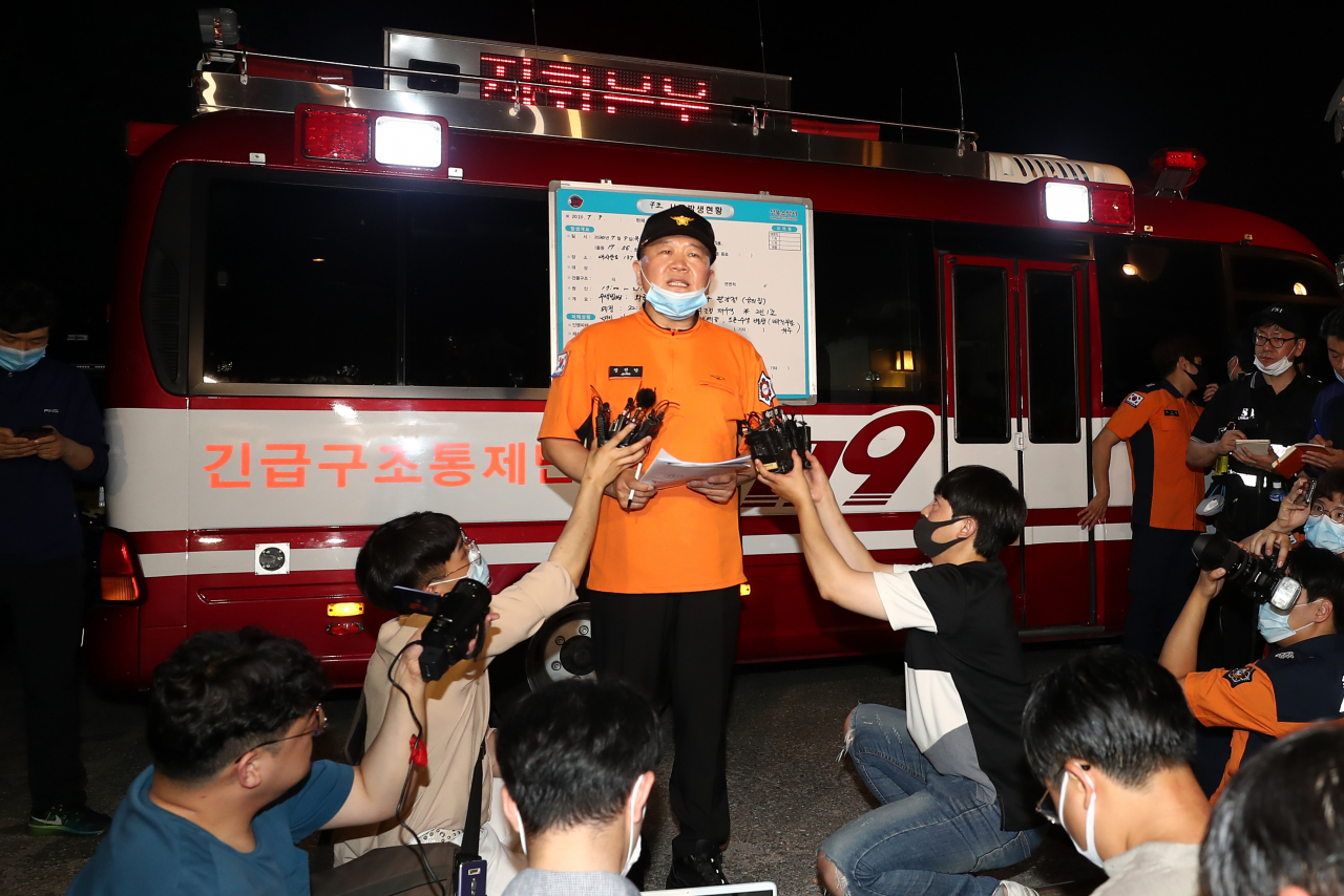 경찰에 박원순 서울시장이 실종됐다는 신고가 들어온 9일 오후 박 시장 수색 관련 지휘본부가 마련된 서울 성북구 가구박물관 앞에서 정진항 현장대응단장이 브리핑을 하고 있다. [연합]