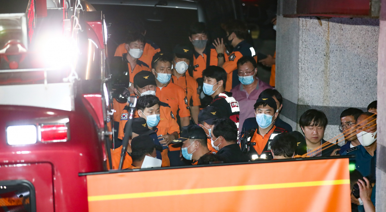 경찰에 박원순 서울시장이 실종됐다는 신고가 들어온 9일 오후 서울 성북구 성북동에 마련된 지휘본부에서 119 구조대원들이 수색 대책을 논의 하고 있다. 연합뉴스