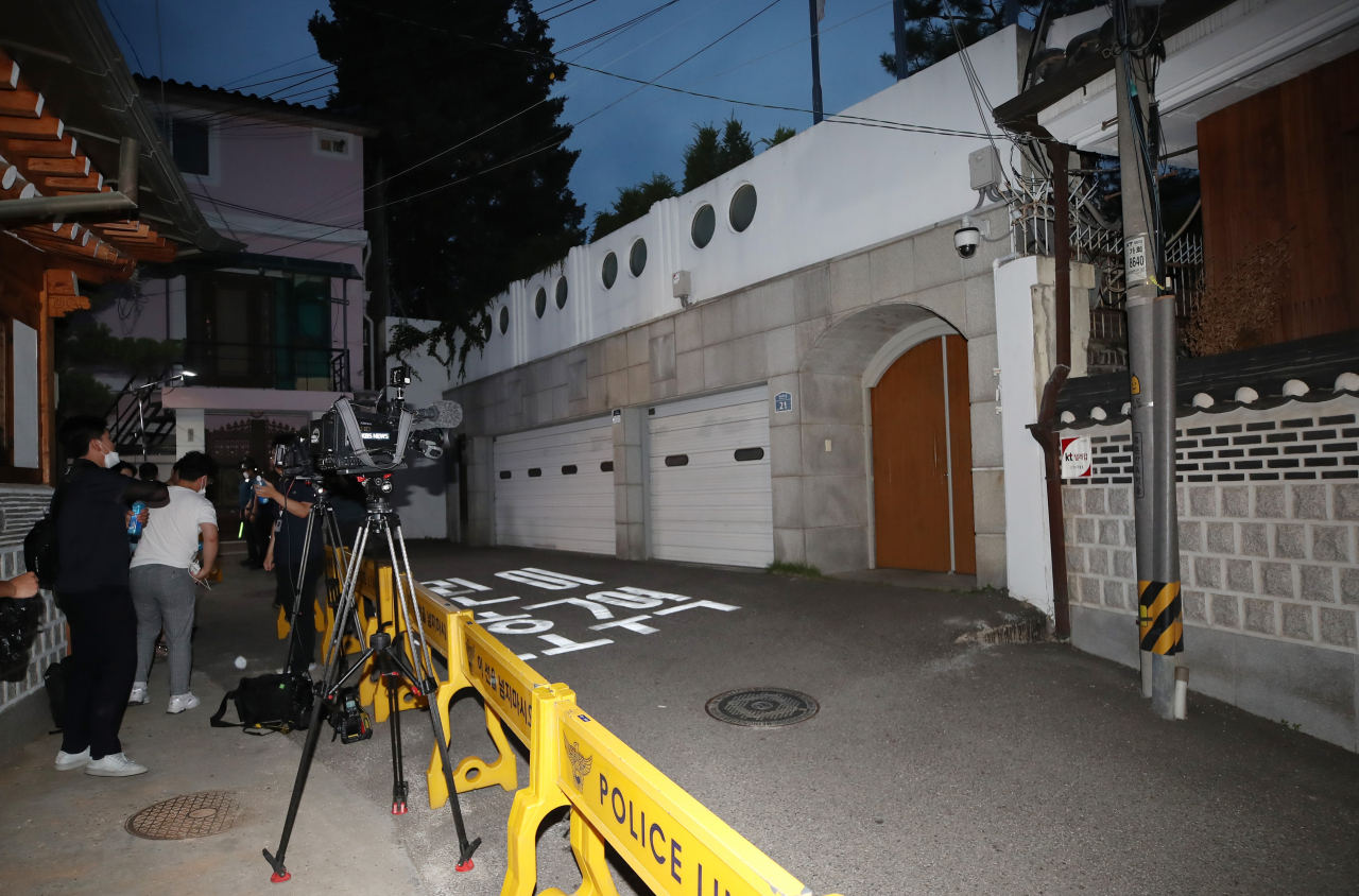 경찰에 박원순 서울시장이 실종됐다는 신고가 들어온 9일 오후 서울 종로구 가회동 서울시장 공관에 취재진이 대기하고 있다. 연합뉴스