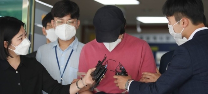 서울역에서 처음 보는 여성을 폭행하고 달아난 이모(32)씨가 지난 6월 4일 구속영장실질심사 출석을 앞두고 추가 조사를 받기 위해 서울 용산경찰서에서 서울지방철도경찰대로 이동하고 있다.[연합]