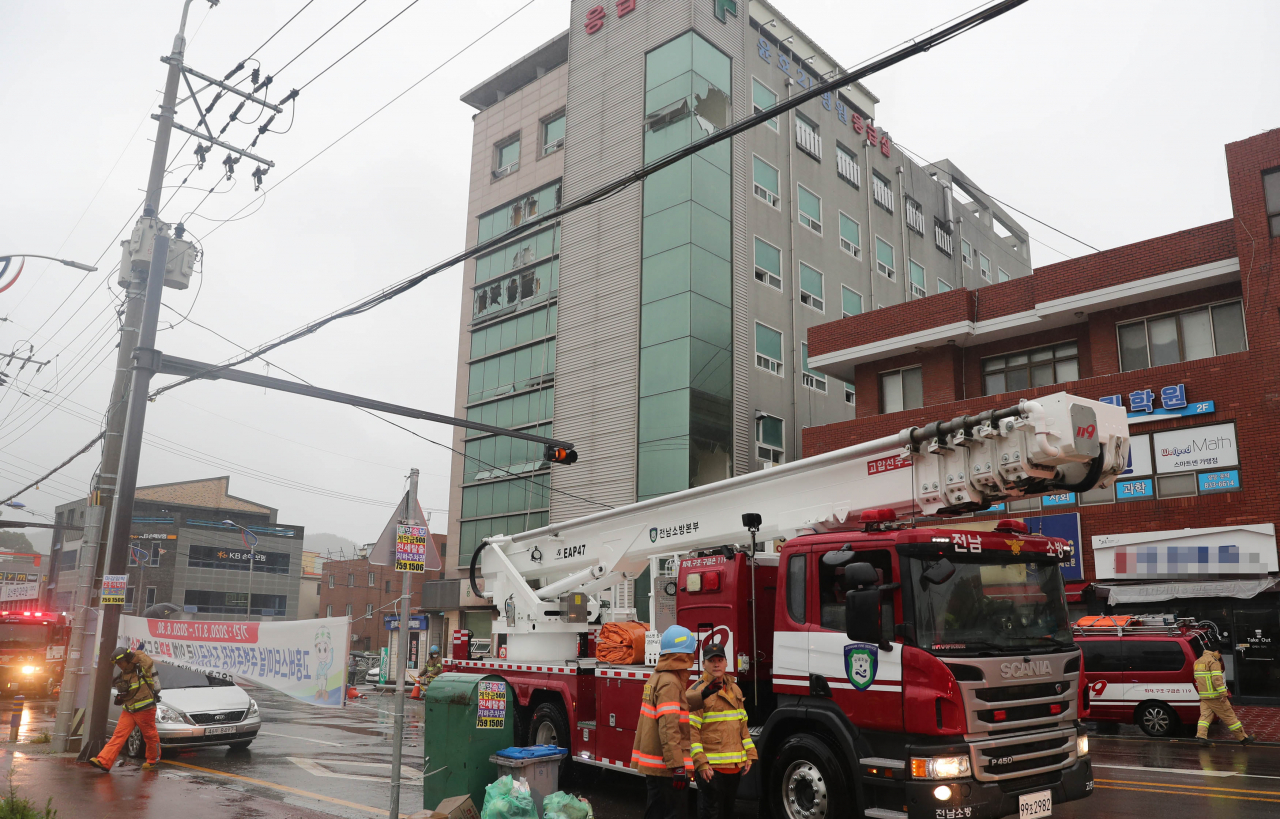 10일 오전 전남 고흥군 고흥읍 한 병원 1층에서 원인을 알 수 없는 불이 나 소방대원들이 구조 작업을 하고 있다. 이날 불로 2명이 숨지고 56명이 부상해 병원에 옮겨져 치료를 받고 있다. [연합]