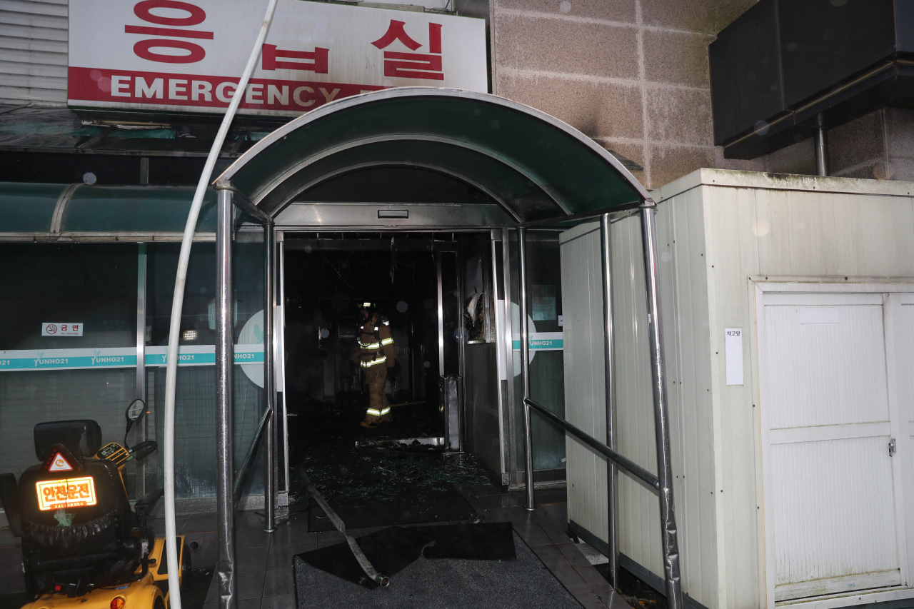 10일 오전 전남 고흥군 고흥읍 한 병원 1층에서 원인을 알 수 없는 불이 나 소방대원들이 응급실에 진입해 정리 작업을 하고 있다. 이날 불로 2명이 숨지고 56명이 부상해 병원에 옮겨져 치료를 받고 있다. [연합]