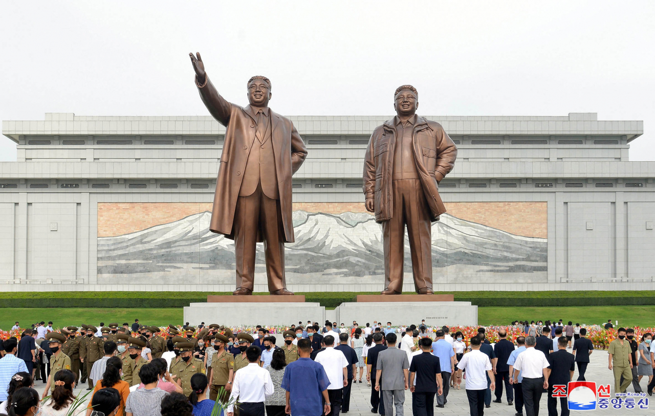 북한 주민들이 8일 김일성 주석 사망 26주기를 맞아 전국 각지의 김일성·김정일 동상을 찾아 헌화하고 경의를 표시했다고 조선중앙통신이 9일 보도했다. [국내에서만 사용 가능. 재배포 금지. For Use Only in the Republic of Korea. No Redistribution] 연합뉴스