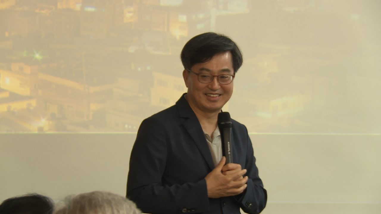 지난 8일 부경대에서 진행된 사단법인 유쾌한반란의 영·리해 프로그램에 앞서 김동연 전 부총리가 인사말을 하고 있다. [사진=이건욱PD]