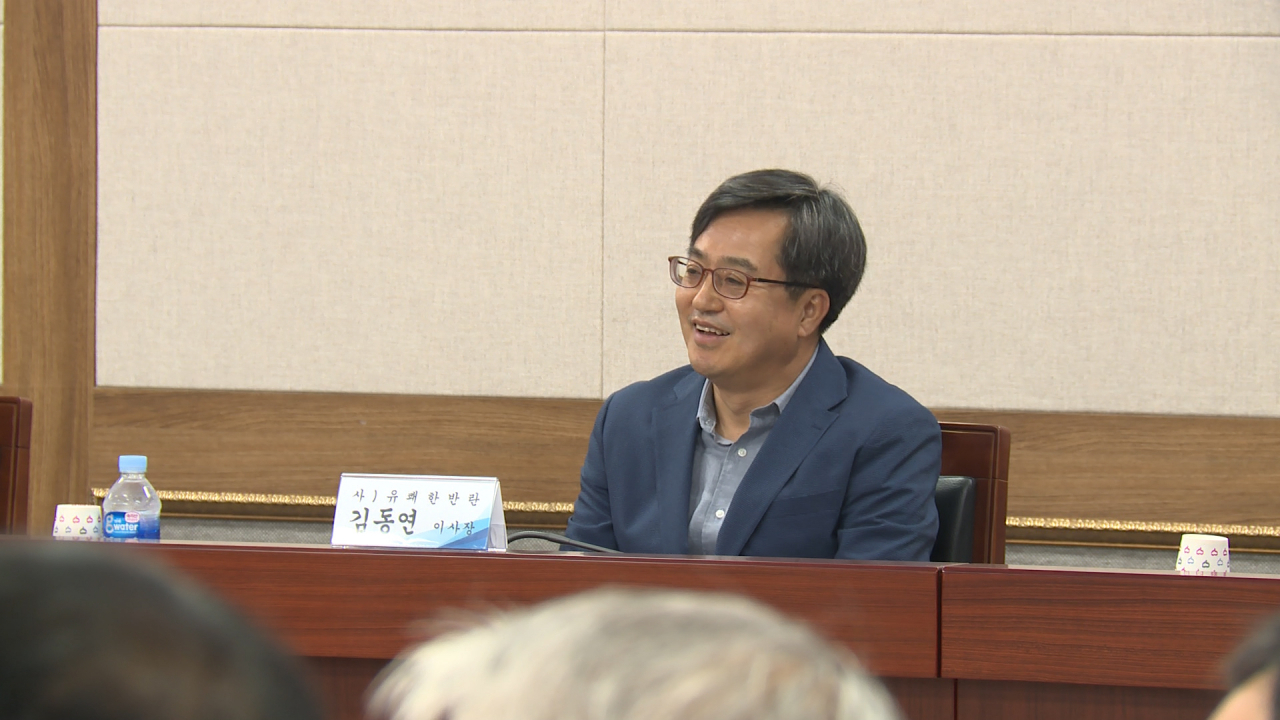 지난 9일 통영 굴수협에서 어촌과의 간담회를 가진 김 전 부총리가 한 어민의 발언을 들으며 웃고 있다. [사진=이건욱PD]