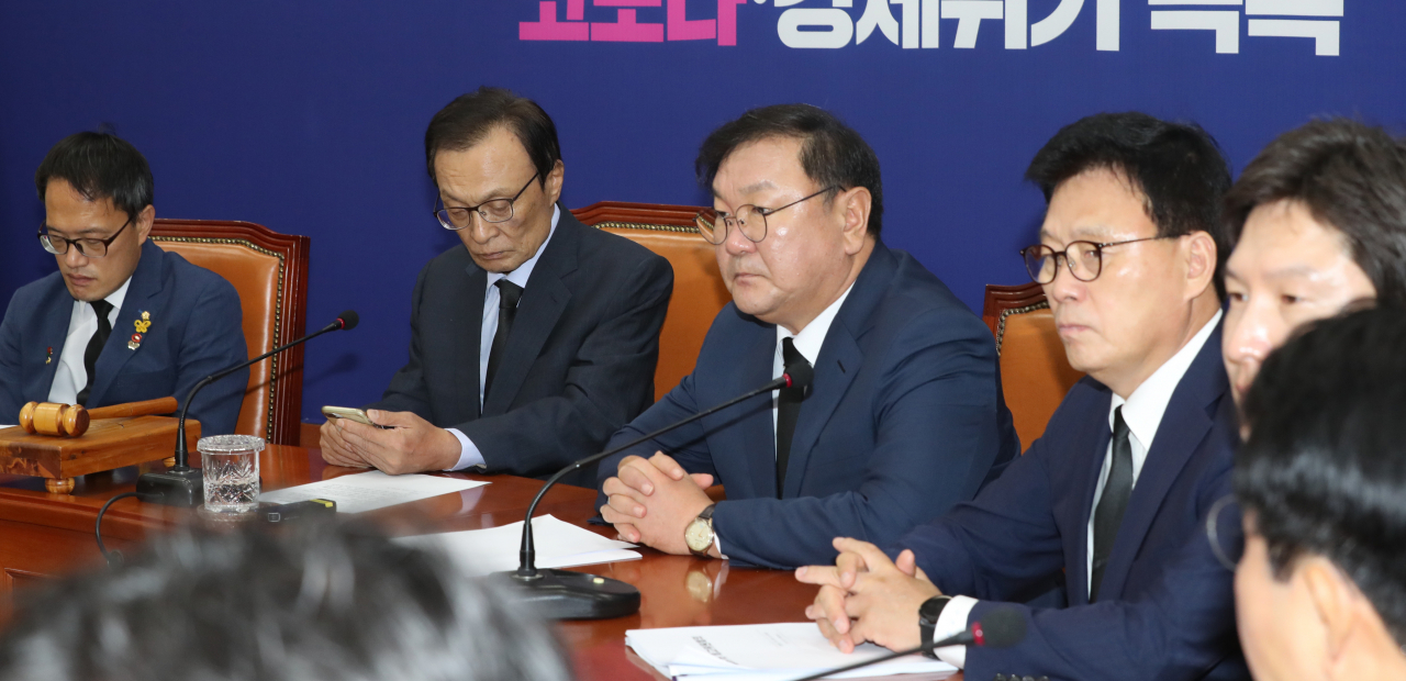 이해찬 대표 등 더불어민주당 지도부가 10일 오전 서울 여의도 국회에서 열린 최고위원회의에서 침통한 표정으로 자리에 앉아 있다. [연합]