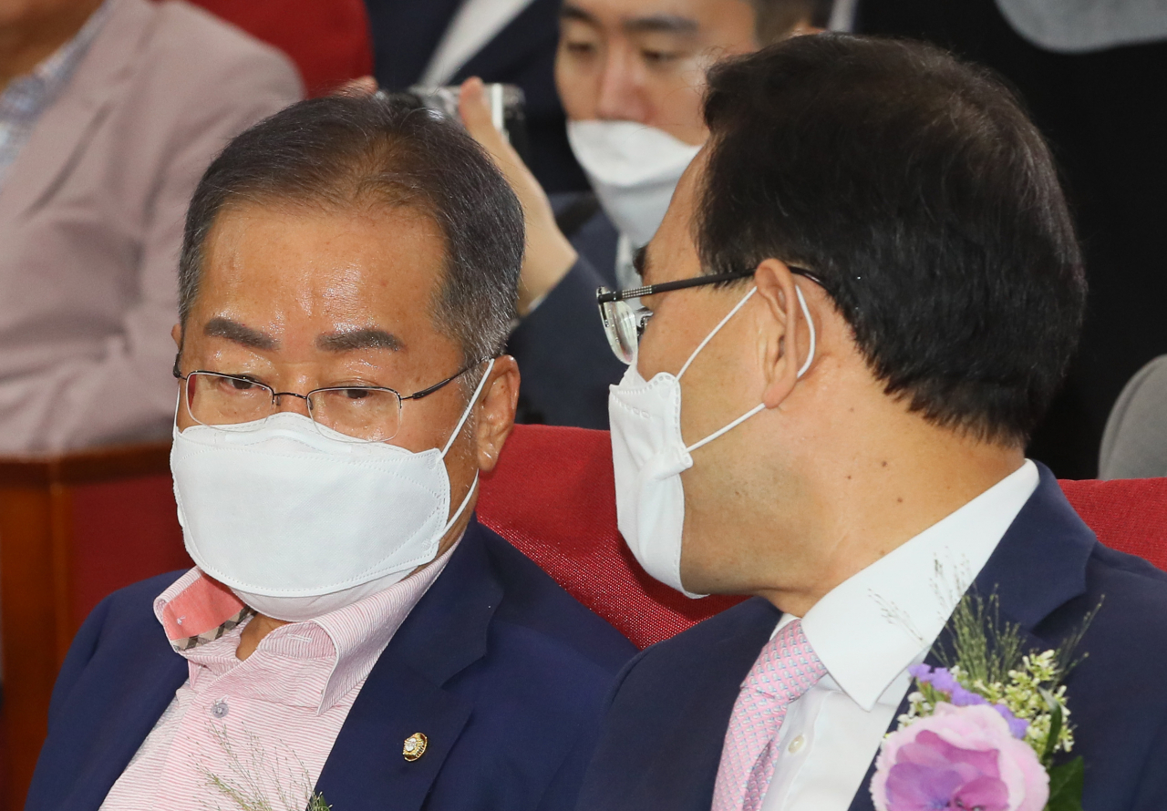 홍준표 전 자유한국당 대표(왼쪽)가 지난 9일 대한민국 미래혁신포럼에서 주호영 통합당 원내대표와 대화하고 있다. [연합]